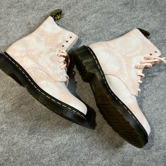 Dr. Martens Shoes - NWOT Pink Dr. Martin’s, size 7.